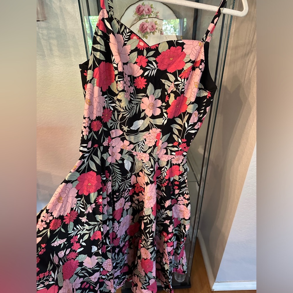 Lovely flower dress with pockets.